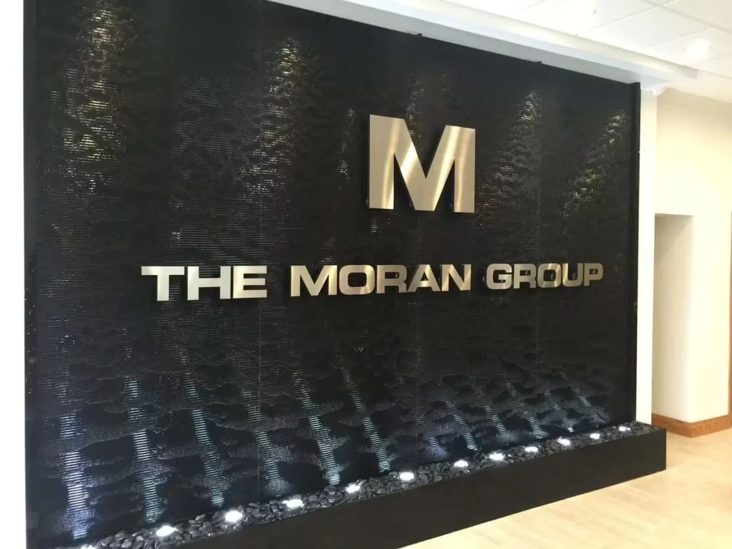 Black Scored Acrylic Water Wall Aquafall with Logo at FE Moran Offices in Northbrook, Illinois