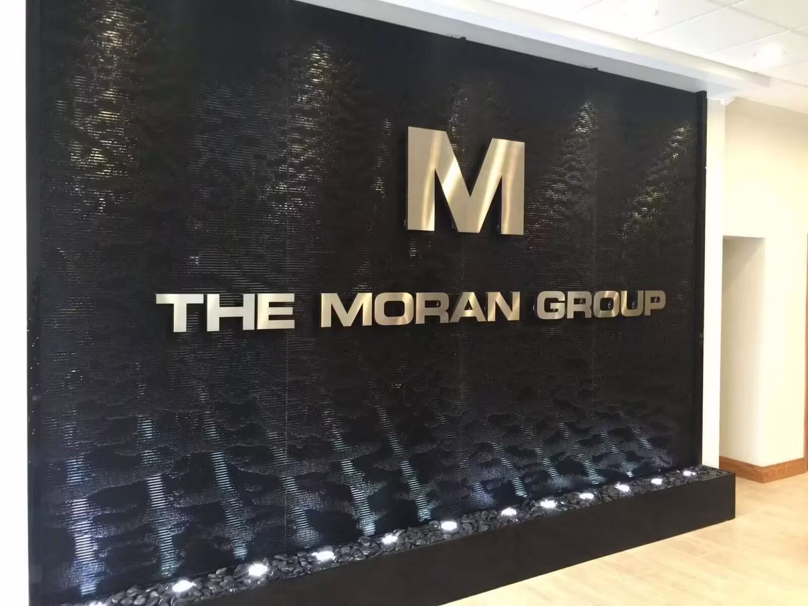 Black Scored Acrylic Water Wall Aquafall with Logo at FE Moran Offices in Northbrook, Illinois Black Scored Acrylic Water Wall Aquafall with Logo at FE Moran Offices in Northbrook, Illinois