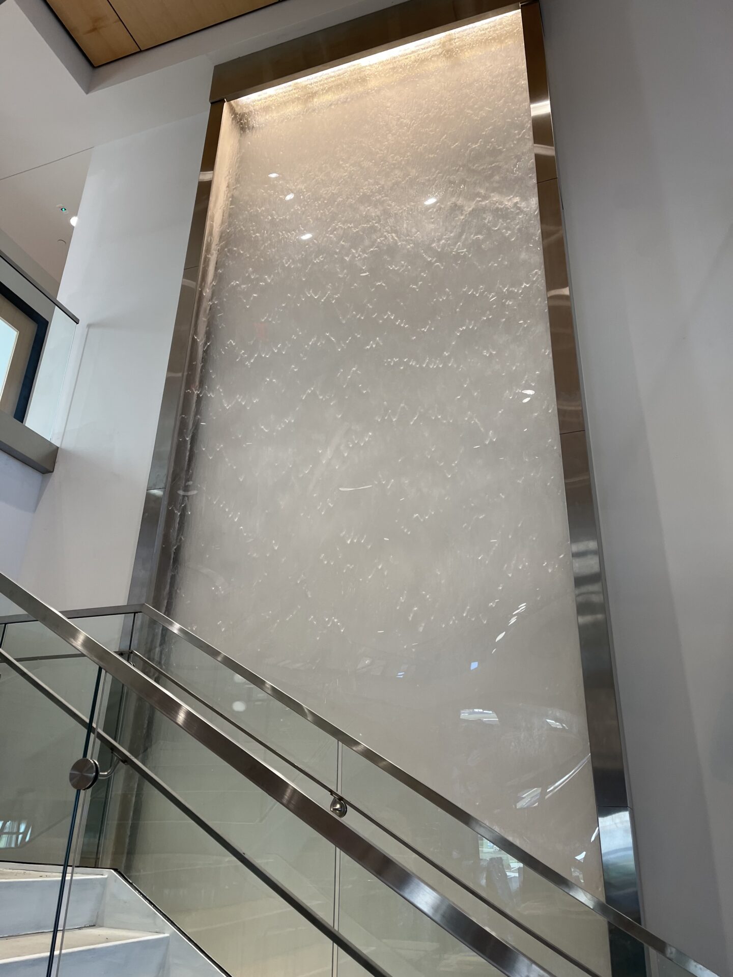 Enclosed Sealed Water Wall for Pinnacle Bank in Bowling Green, Kentucky