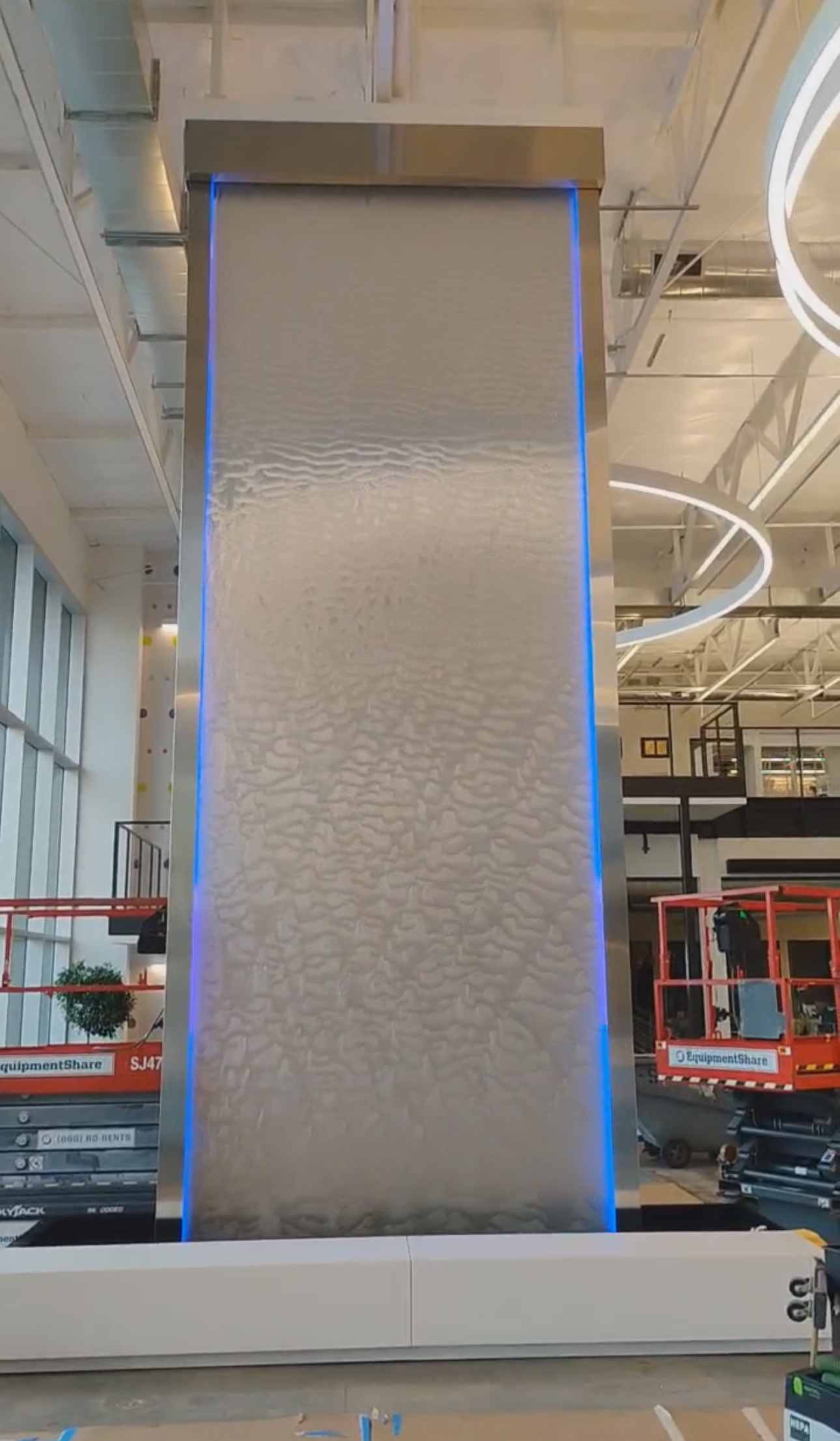 Mesh Water Wall at SPM Consumers Direct in Irvine, California Mesh Water Wall at SPM Consumers Direct in Irvine, California