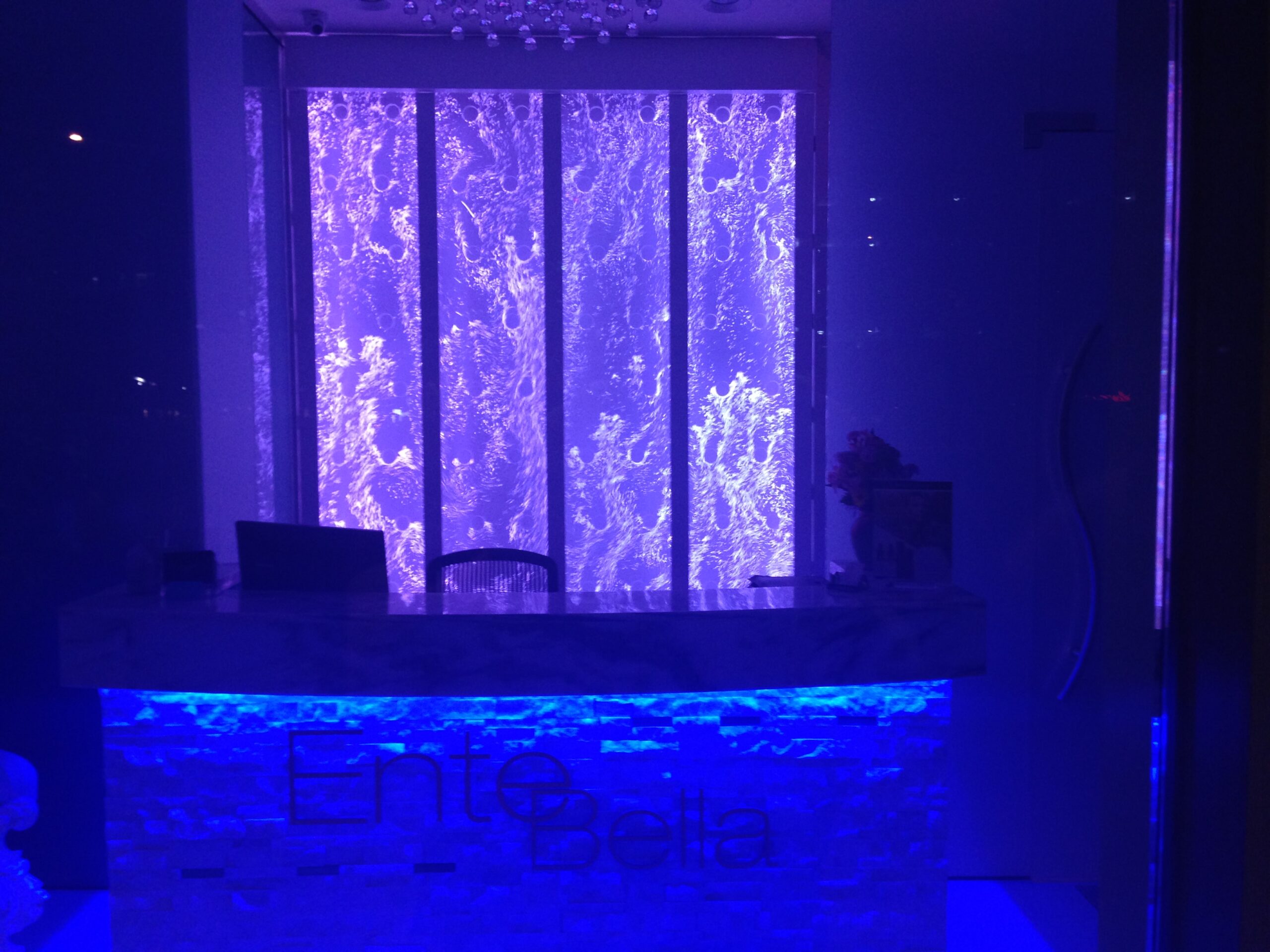 Swirley Rod Bubble Wall at Ente Bella Spa in Scottsdale AZ 6 scaled